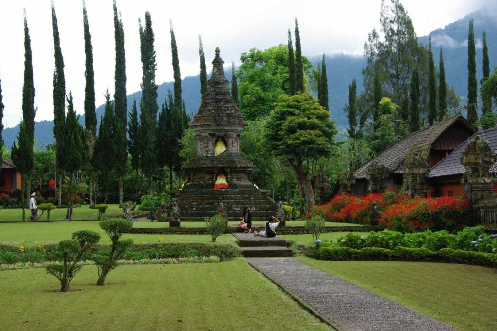 The beautiful looks of Ulun Danu temple at Beratan lakeside in Bedugul highland, Buleleng regency, Bali island - Mari Bali Tours (17)