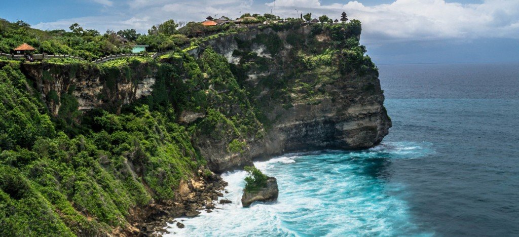 Uluwatu Temple with beautiful cliff & ocean view - Mari Bali Tours 